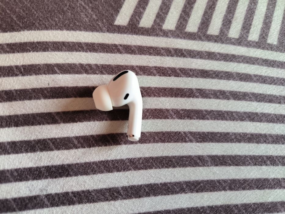 Продам оригинальный правый наушник airpods pro 1
