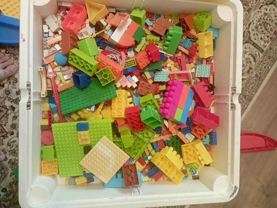 Столик с конструктором лего