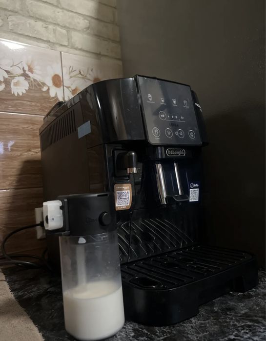 Кофе машина примеального бренда DELONGHI