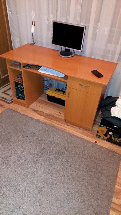 Vând birou elev în stare bună.