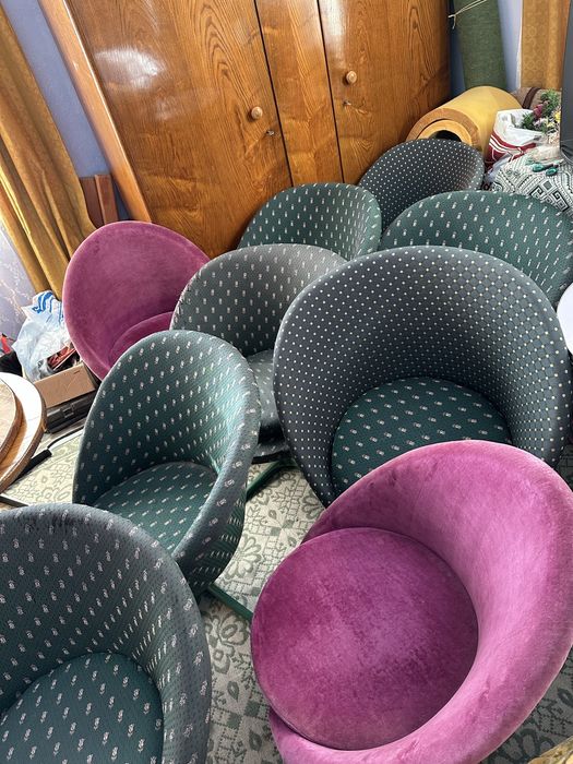 Здравейте продавам масите,столовете,палетните дивани от първата снимка