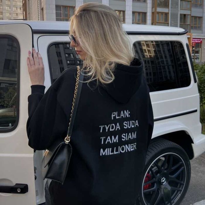 Текстиль, свитшоты худи, жилетки, футболки, кепки с принтом.