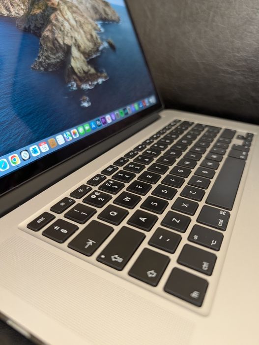 Apple MacBook Pro 15" (Mid-2015, Retina), 16GB RAM, SSD, като нов, с Apple mouse