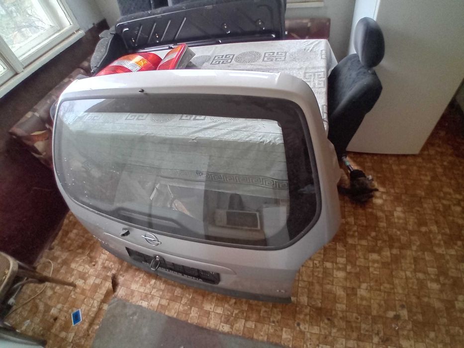 Опел Зафира на части