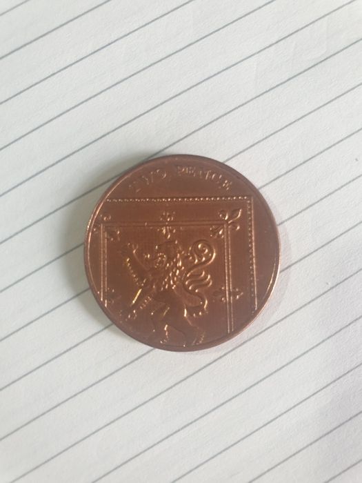 Монети от 2 паунда стерлинги и монета от  2 пенса