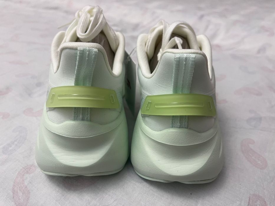 Кроссовки женские