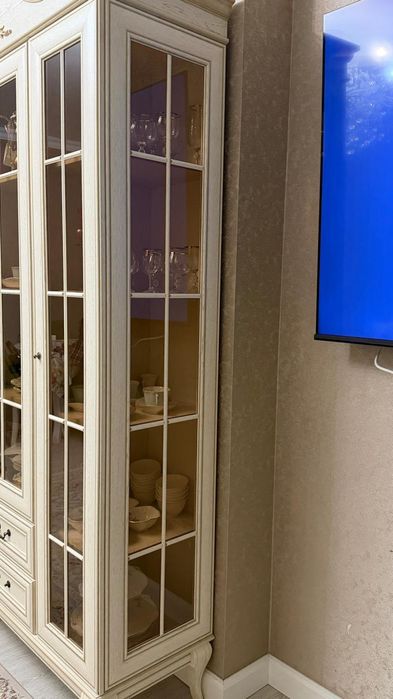 Продам шкаф витрину для гостиной