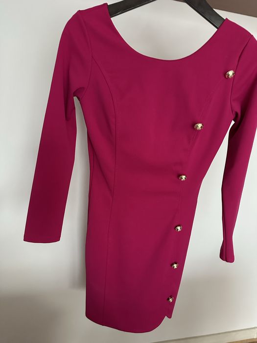 Цикламена рокля с отворен гръб