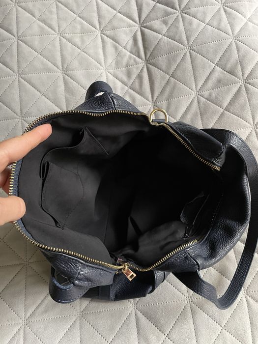 тъмносиня чанта естествена кожа