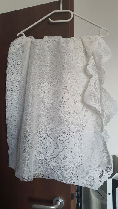 Vând 2 perdeluțe pentru bucătărie