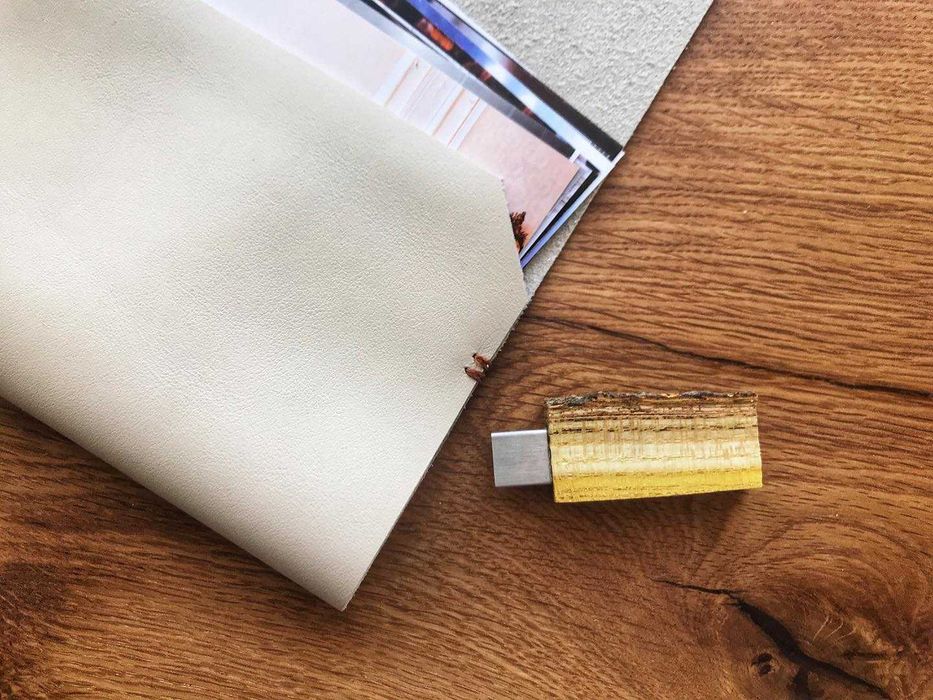Stick USB lemn, husă de piele pentru fotografi si videografi nunti