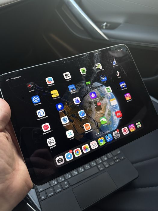 iPad 11 Pro (4-го поколения] + Magic Keyboard