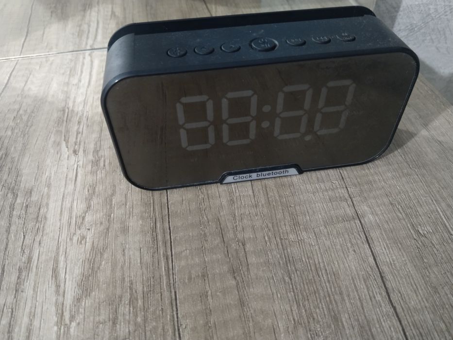 Электронные часы-колонка