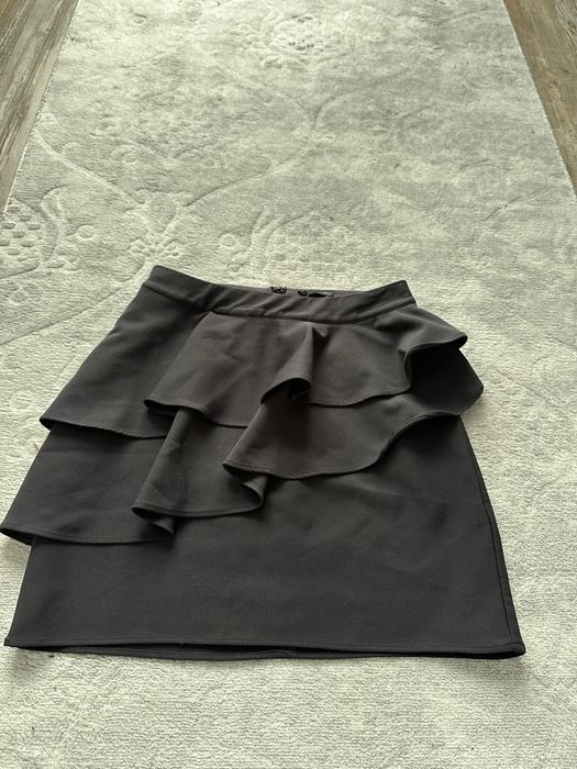 Черна къса пола с къдрички