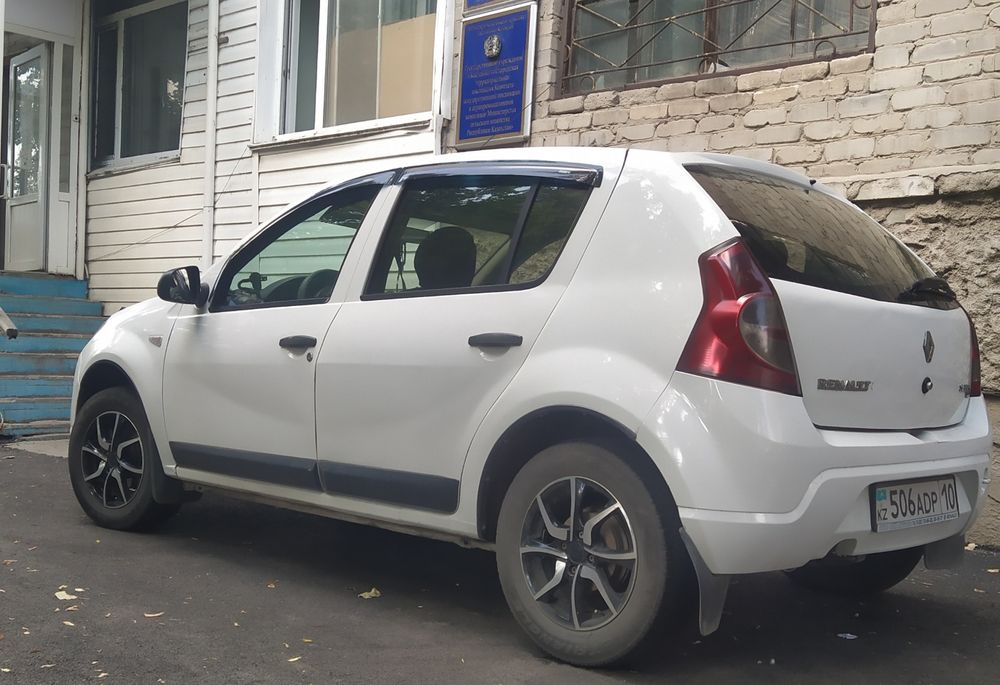 Рено Сандеро  2013г