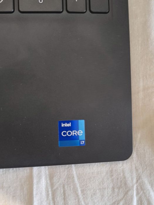 Лаптоп Dell Vostro в гаранция като нов