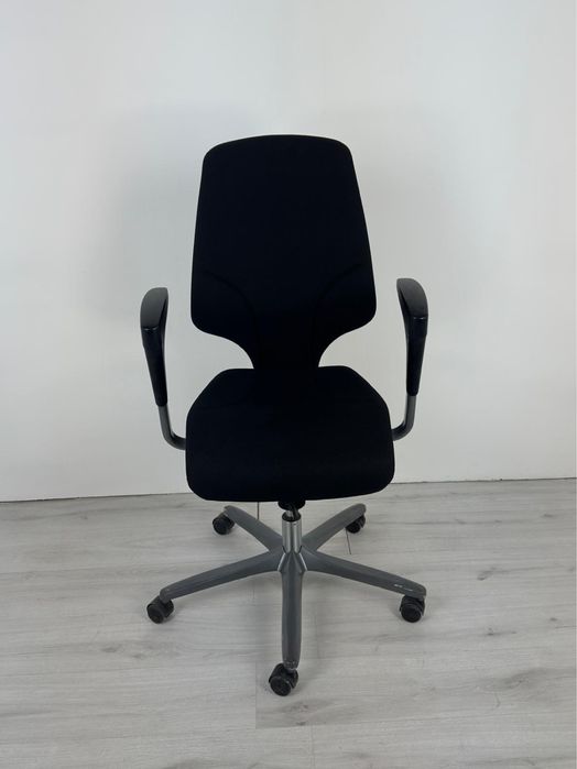 Офис стол който се отличава с висока ергономичност и комфорт,