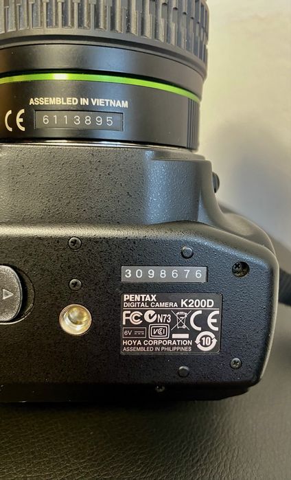 Vând aparat foto DSLR Pentax K200D, în stare bună și perfect funcțional, cu shutter count foarte mic: doar 3363 cadre.