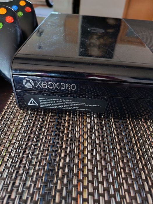 Vând Xbox 360 cu doua manete fara cabluri