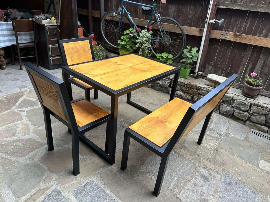 Градиндка маса с пейка и столове от дърво и метал.