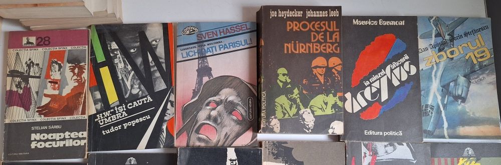 Lot 13 carti politiste 50 lei