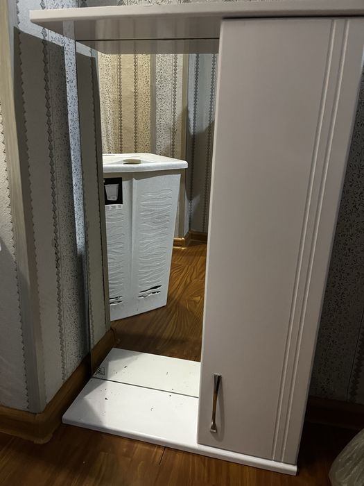 Шкаф с зеркалом для ванной комнаты