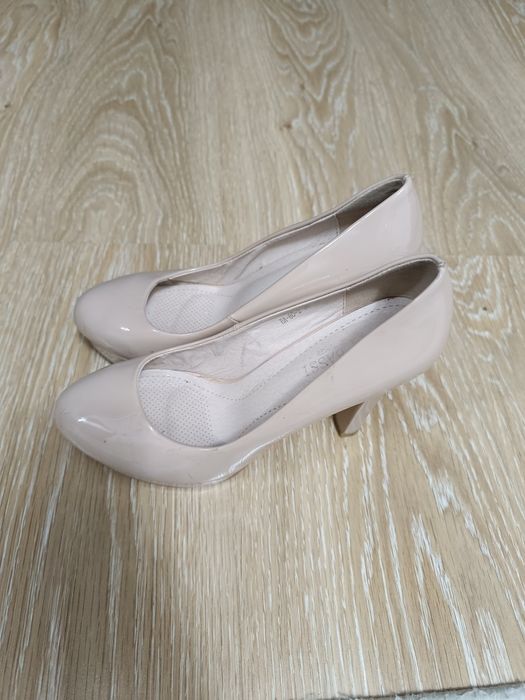 Продам туфли бежевые