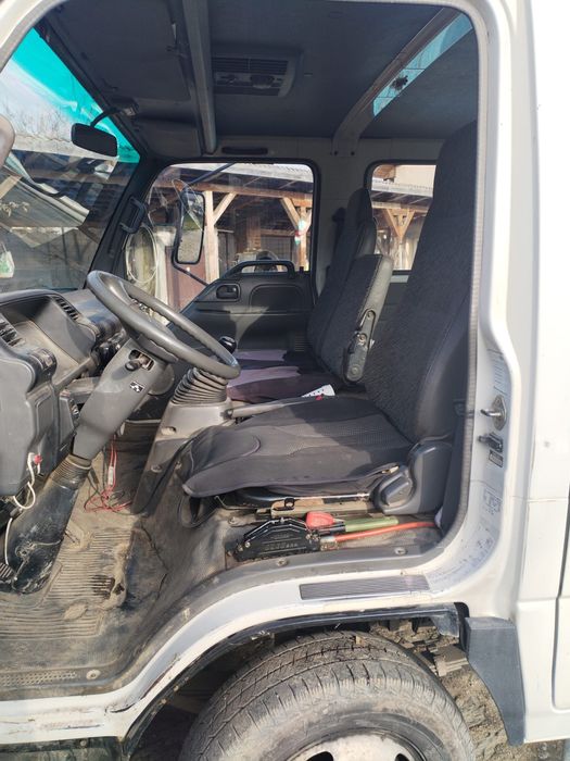 Autoutilitara Isuzu NPR dubla cabina, basculabila