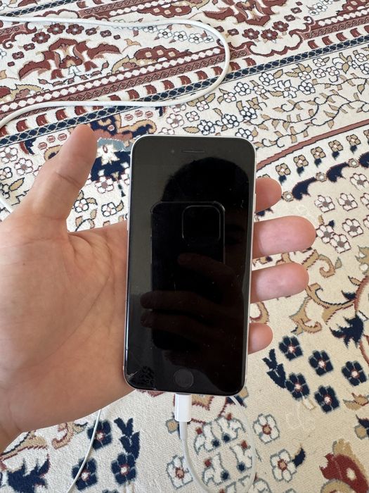 Продам Айфон СЕ 64 гб