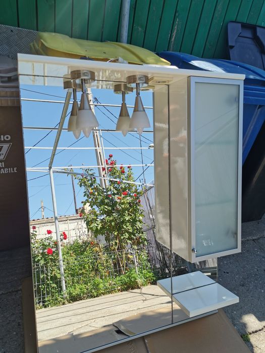 Oglinda baie cu lumina și priza