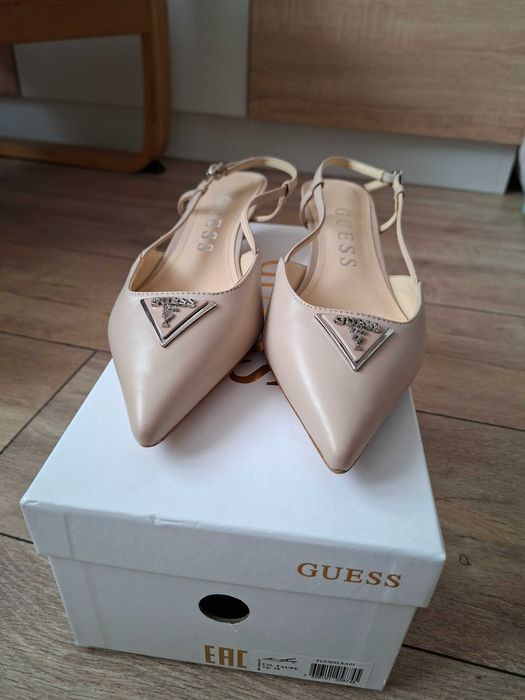 Бежови обувки на ток Guess