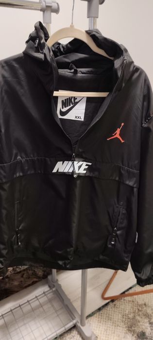 Jachetă sport Nike, model deosebit și modern