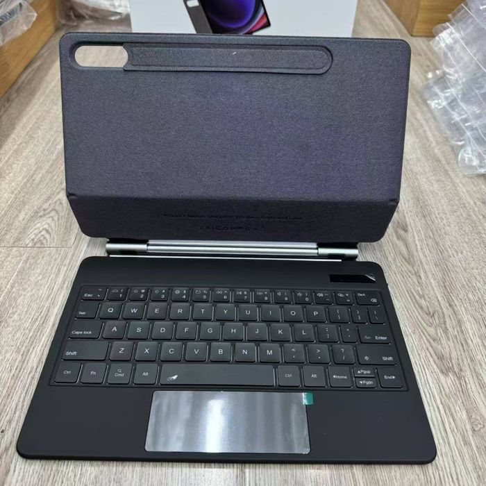Ipad lux keyboard oq va qora rang
