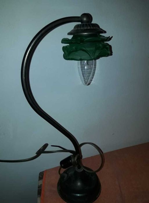 Veioza cu abajut de sticla verde