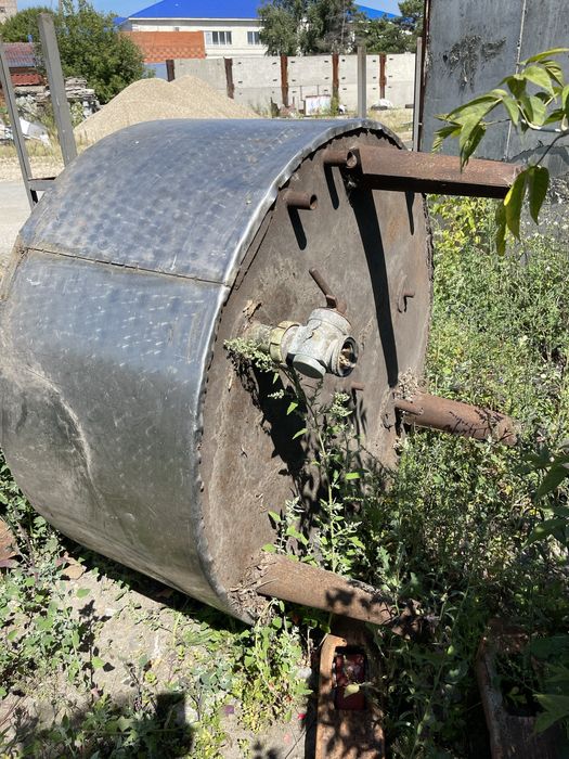 Продам емкость из нержавейки термос , с крышкой.