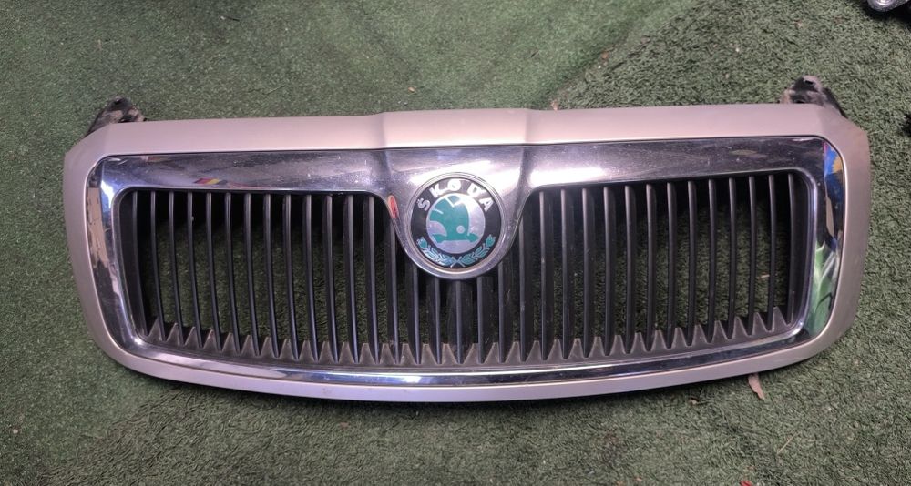 Grila cu emblema Skoda Superb 1