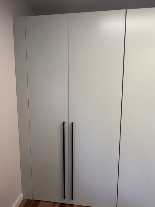 Продавам гардероб МДФ с боя мат и интериор естествен фурнир