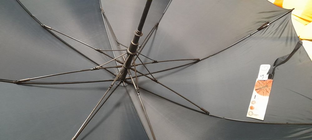 Продавам голям чадър за дъжд