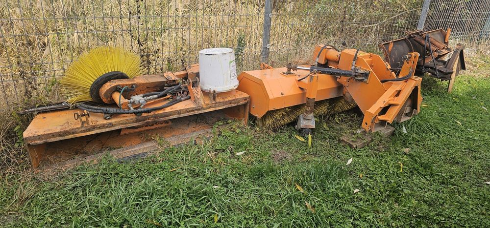 Tractoras kubota cu cositoare perie de maturat si lama de zapada