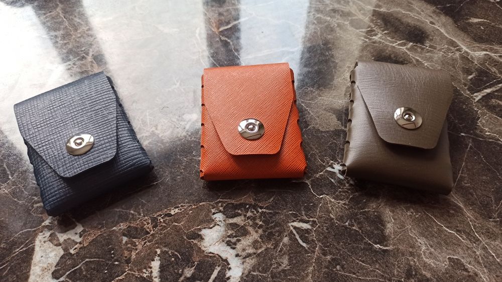 Продается брелок,и визитницы .