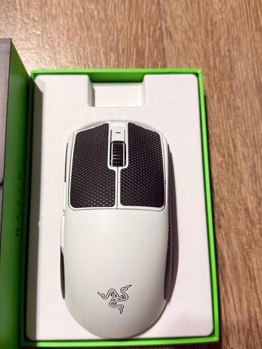 Vând Razer Viper V3 Pro White Edition, complet nou