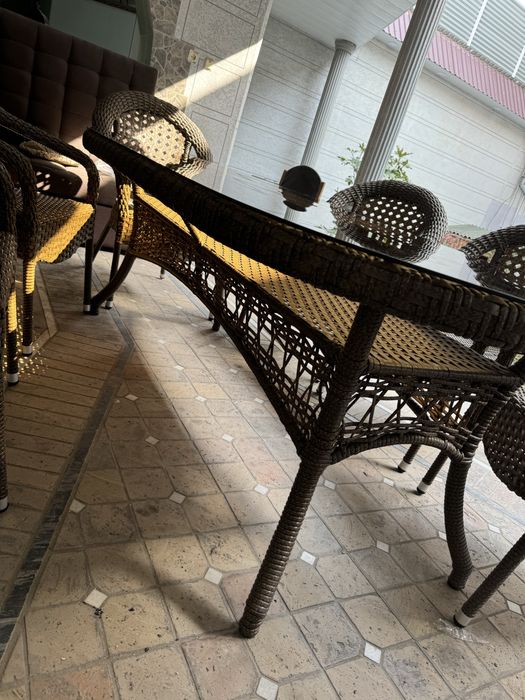 Ротан овальный стол и стулья новое купили но продаем дом