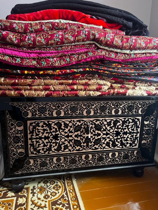 Yangi ko’rpacha, podushkalar sotiladi