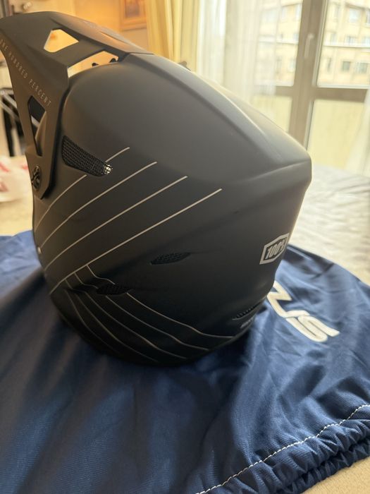 Каска 100 percent status черна