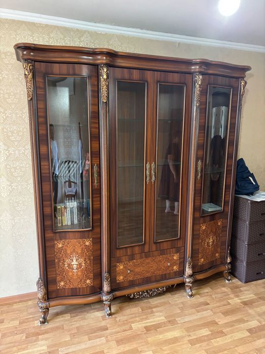 Шкаф витринный, шкаф с зеркалом