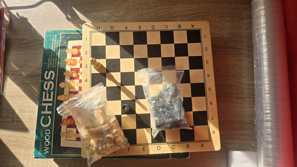 шах с дървени фигурки, нов с размери 29.5 х 29.5 сми
