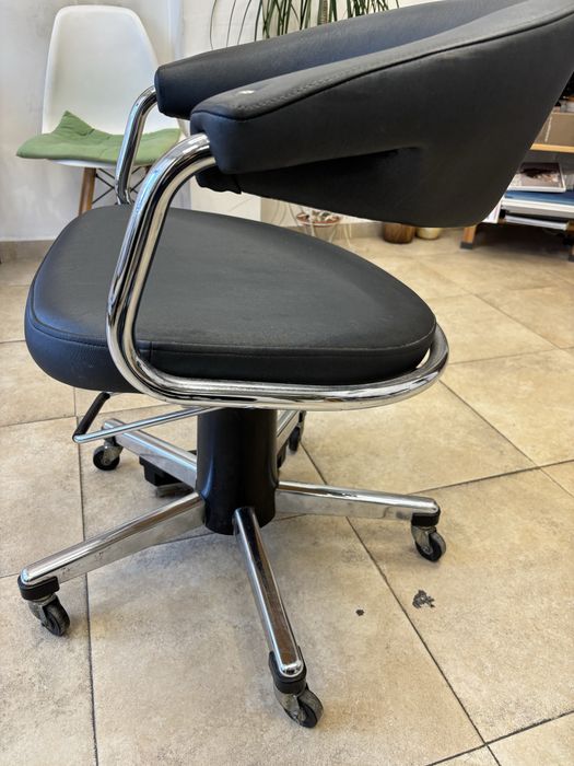 Офис/ фризьорски стол запазен, стабилен, с метална основа