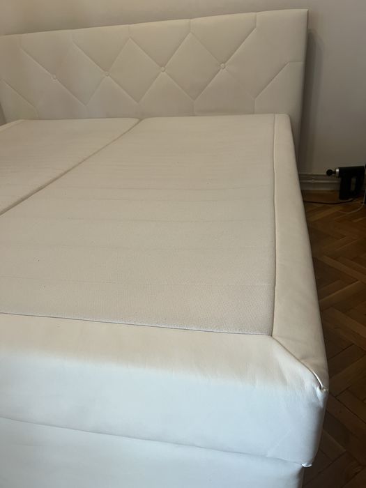 Pat matrimonial tapițat alb, cu saltea și topper – 2.100 lei negociabil