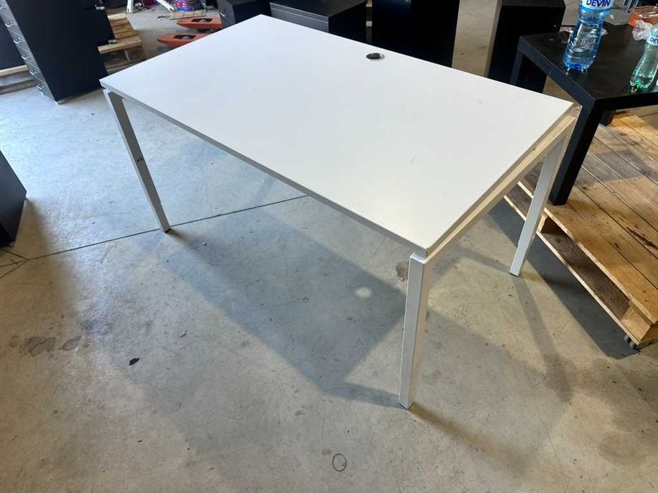 Офис бюро 140×80 с метална конструкция и регулируема височина