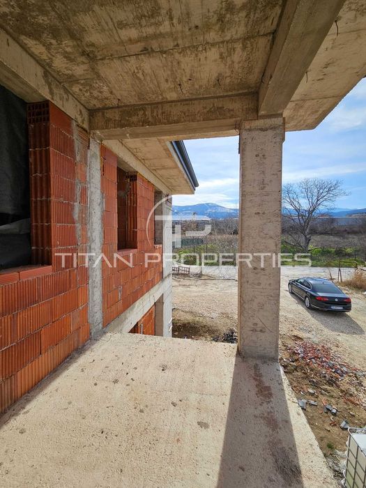 Двуетажна къща в Марково